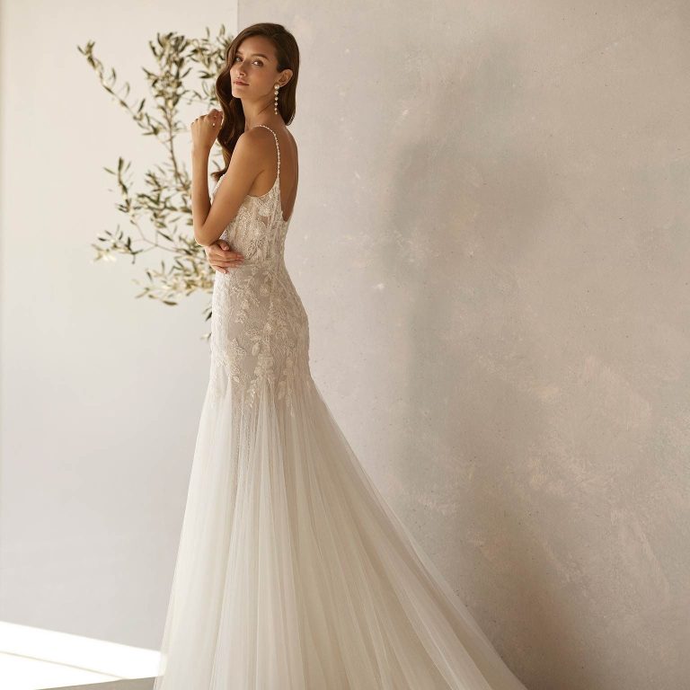 Unsere Fit & Flare und Mermaid Kleider ab 1300,-€ Fit & Flare Brautkleid mit trägerlosem Oberteil und schmalem Rock, elegant und romantisch.